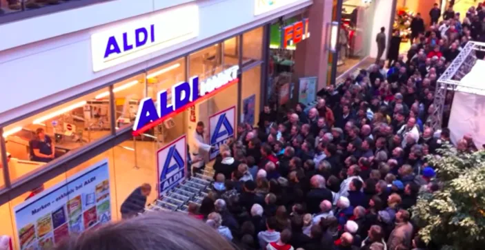 Crowds outside an Aldi store in the screenshot investigated by Bellingcat